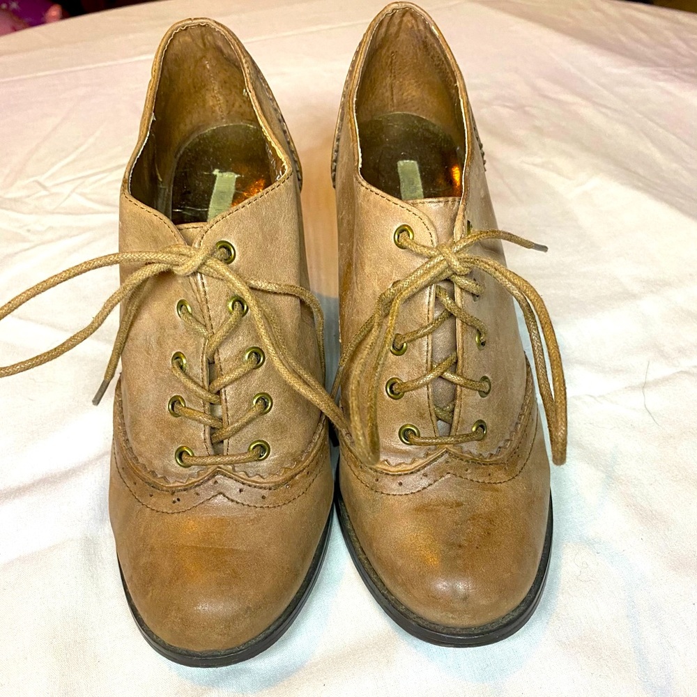 Urban Outfitters Oxford Kimchi Blue heels